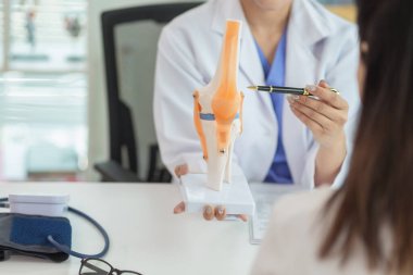 Hastalar, dizlerindeki yaşlılık veya eklem ağrılarından kaynaklanan diz ağrılarına danışmışlar ve günlük yaşamlarını mutlu bir şekilde yaşayabilmek için doktorlara danışmışlar. diz ağrısını tedavi et