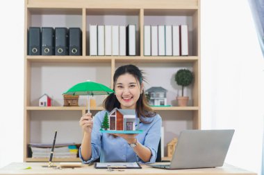 Emlak acenteleri, müşterilere doğru evi seçmeleri için satılık evler sunuyor ve emlakçılar, emlak sözleşmesi imzalamadan önce müşterilerin tatmin olması için promosyonlar da sunuyorlar..