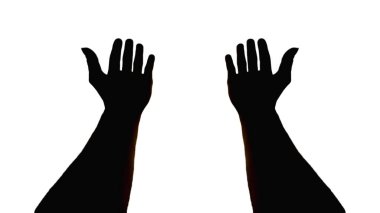 Başının üstüne kaldırılmış iki elin silueti, yalvarma ya da yardım isteme işaretidir. Kaldırılmış eller de Tanrı 'ya yakarır ya da Tanrı' dan bir lütuf dilermiş gibi görünürler..