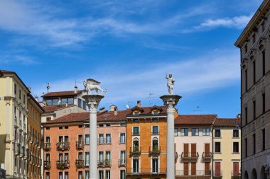 Vicenza 'daki Piazza dei Signori' deki iki eski sütun, Kurtarıcı Sütunları ve Aslan Sütunları