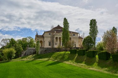Vicenza 'daki Piazza dei Signori' deki iki eski sütun, Kurtarıcı Sütunları ve Aslan Sütunları