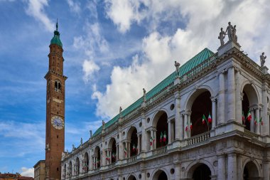 İtalya, Veneto, Vicenza 'daki Piazza Dei Signori' de bulunan İtalyan bayraklarıyla süslenmiş ünlü Bazilika Palladiana (Palazzo della Ragione Sarayı) manzarası