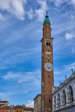 İtalya 'nın Veneto şehrinde bulunan Piazza Dei Signori Meydanı' nda bulunan ünlü Basilica Palladiana 'nın (Palazzo della Ragione Sarayı) saat kulesi.