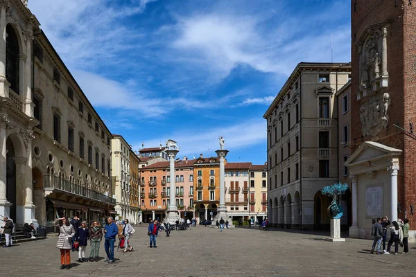 Turisták Sétálnak Piazza Dei Signori Vicenzában Háttérben Két Ősi Oszlop — Stock Fotó