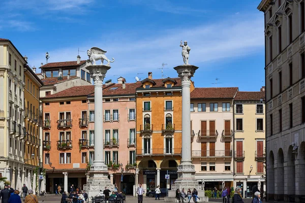 Turisták Sétálnak Piazza Dei Signori Vicenzában Háttérben Két Ősi Oszlop — Stock Fotó