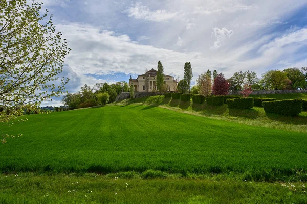 La Rotonda olarak bilinen Villa Almerico Capra, Vicenza yakınlarında bir Venedik villasıdır. Modern mimari tarihinin en ünlü ve taklit edilmiş binalarından biridir; şüphesiz Palladio 'nun en ünlü villasıdır..