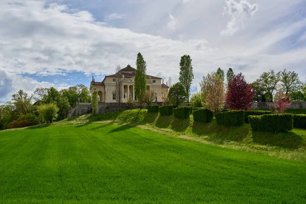 La Rotonda olarak bilinen Villa Almerico Capra, Vicenza yakınlarında bir Venedik villasıdır. Modern mimari tarihinin en ünlü ve taklit edilmiş binalarından biridir; şüphesiz Palladio 'nun en ünlü villasıdır..