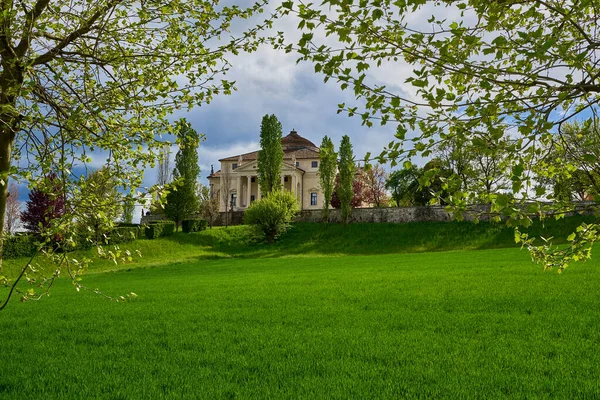 La Rotonda olarak bilinen Villa Almerico Capra, Vicenza yakınlarında bir Venedik villasıdır. Modern mimari tarihinin en ünlü ve taklit edilmiş binalarından biridir; şüphesiz Palladio 'nun en ünlü villasıdır..