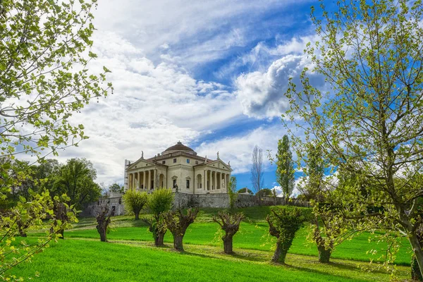 La Rotonda olarak bilinen Villa Almerico Capra, Vicenza yakınlarında bir Venedik villasıdır. Modern mimari tarihinin en ünlü ve taklit edilmiş binalarından biridir; şüphesiz Palladio 'nun en ünlü villasıdır..