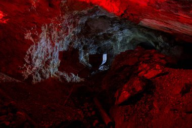 Terk edilmiş maden tünelinin içinde