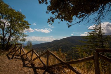 Tepedeki Burgos kalesi, Sardunya, İtalya