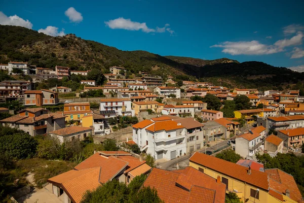 Tepedeki Burgos kalesi, Sardunya, İtalya