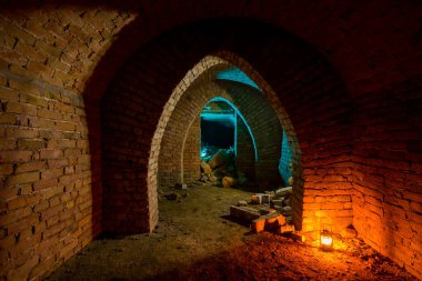 Terk edilmiş savaş sığınağı tünellerinde ışık