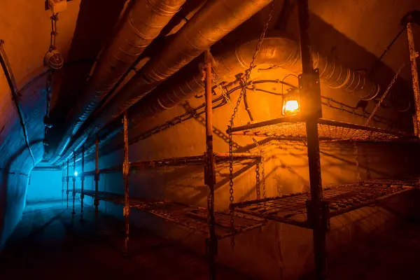 Φως Εγκαταλελειμμένα Τούνελ Του Πολεμικού Καταφυγίου — Φωτογραφία Αρχείου