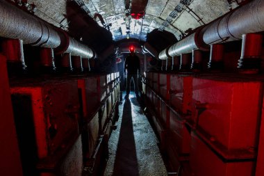 Şehrin altındaki metro tünelleri terk edilmiş.