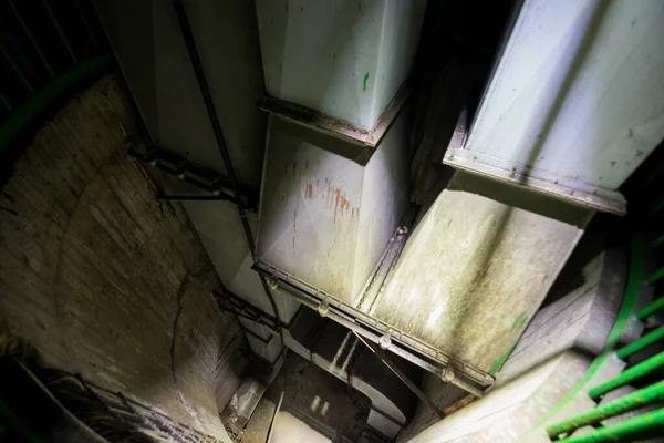 城市地下被遗弃的地铁隧道 — 图库照片