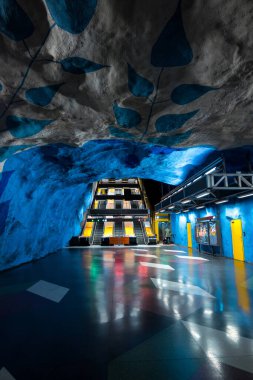 Stockholm metro istasyonunun içi.