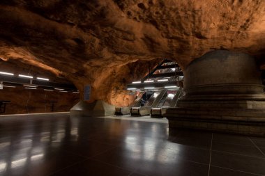 Stockholm metro istasyonunun içi.