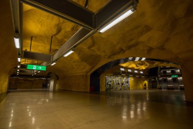 Stockholm metro istasyonunun içi.