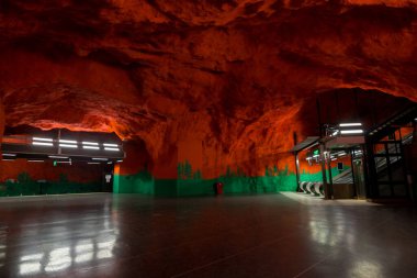 Stockholm metro istasyonunun içi.