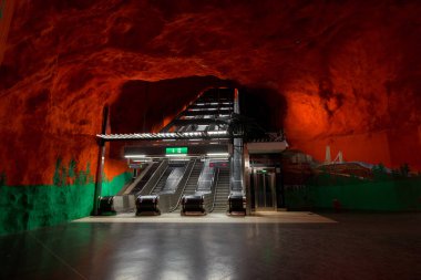 Stockholm metro istasyonunun içi.