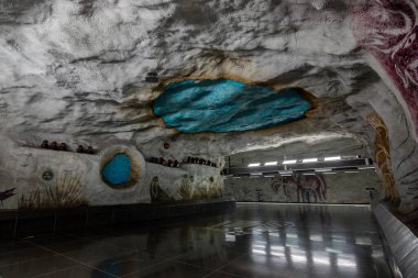 Stockholm metro istasyonunun içi.