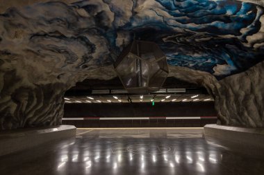 Stockholm metro istasyonunun içi.