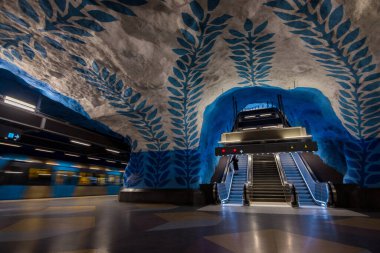 Stockholm metro istasyonunun içi.