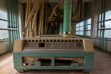 Terk edilmiş değirmenin içindeki ekipman