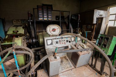 Terk edilmiş pandomim tesisi, makine salonu. 