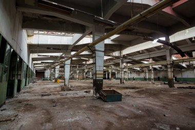 Eski fabrikanın terk edilmiş atölyesi