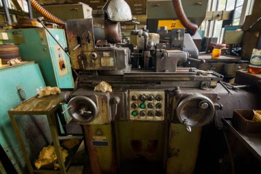 Terk edilmiş fabrikanın içindeki atölye makineleri