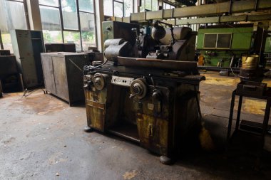 Terk edilmiş fabrikanın içindeki atölye makineleri