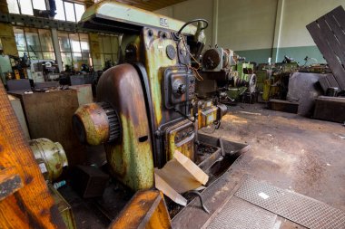 Terk edilmiş fabrikanın içindeki atölye makineleri