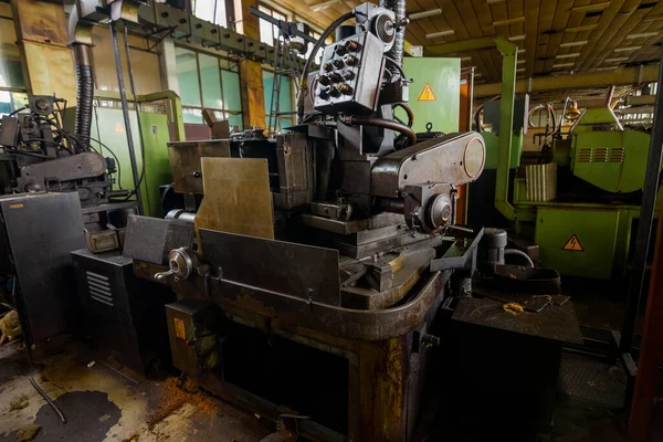 Машины Внутри Заброшенной Фабрики — стоковое фото