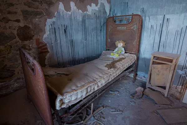 Camas Metal Con Muñecas Espeluznantes Dentro Del Orfanato Abandonado — Foto de Stock