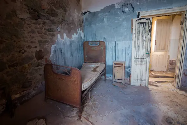 Camas Metal Com Bonecas Assustadoras Dentro Orfanato Abandonado Imagens De Bancos De Imagens