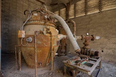 İtalya 'da terk edilmiş çimento fabrikası