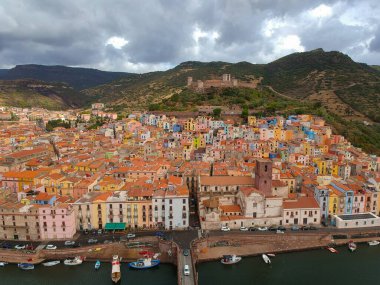 İtalya 'da küçük bir şehir olan Bosa, Sardunya
