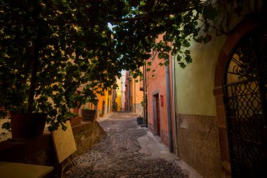 İtalya 'da küçük bir şehir olan Bosa, Sardunya