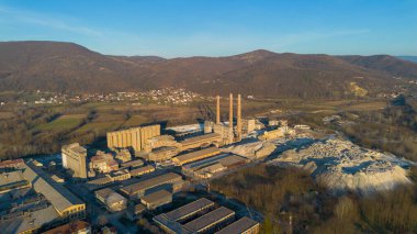 Terk edilmiş fabrikanın kalıntılarındaki bacalar.