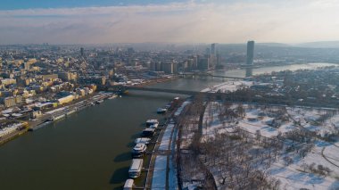 Sırbistan 'ın Belgrad kentindeki Kalemegdan kalesi ve Tuna Nehri' nin kıyısı manzarası