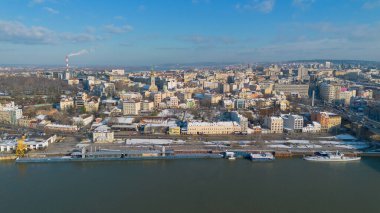Sırbistan 'ın Belgrad kentindeki Kalemegdan kalesi ve Tuna Nehri' nin kıyısı manzarası
