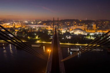 Sırbistan 'ın Belgrad kentindeki Sava Nehri üzerindeki köprüden şafak manzarası