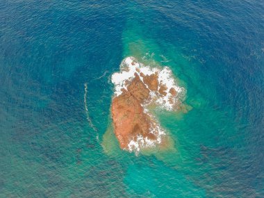 İtalya 'nın Sardunya adasının kayalık volkanik plajları ve yüksek dağları