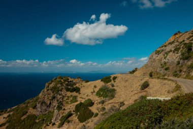 İtalya 'nın Sardunya adasının kayalık volkanik plajları ve yüksek dağları