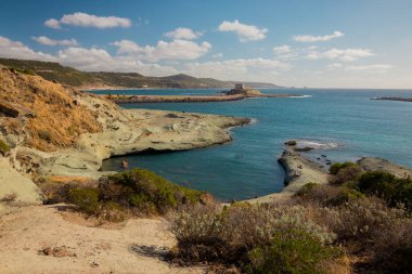 İtalya 'nın Sardunya adasının kayalık volkanik plajları ve yüksek dağları