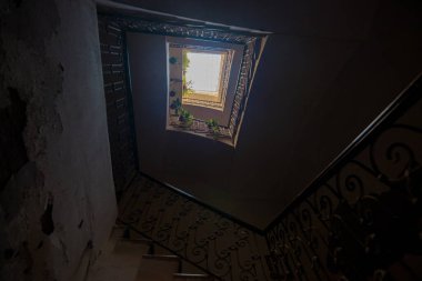 Tarihi bir binadaki sarmal merdiven.