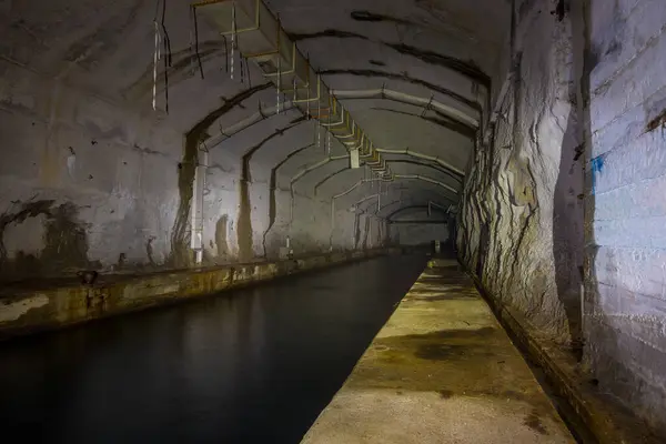 Karadağ 'ın Kotor körfezinde terk edilmiş denizaltı tünelleri