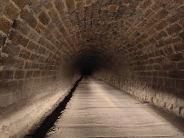 Terk edilmiş tren yolu tüneli arabalar için kullanılır.